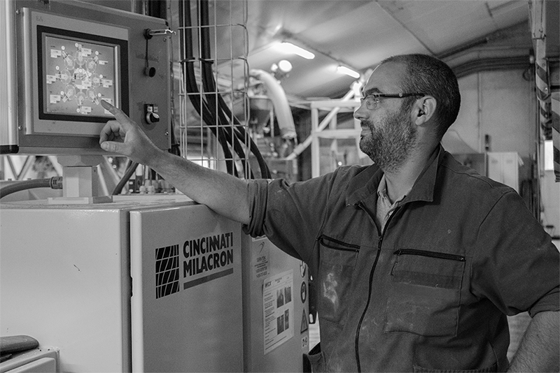 Homme travaillant sur une machine